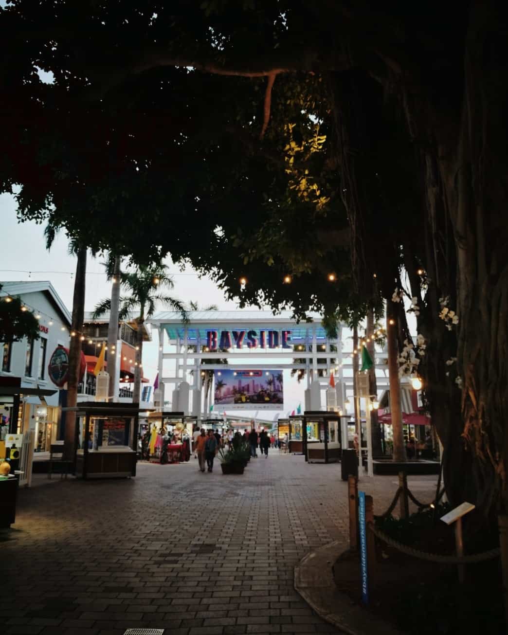 📍Bayside Marketplace, Miami
Bayside est un centre commercial à ciel ouvert. Situé au bord de l'eau car juste à côté du port de Miami, c'est un endroit où venir flâner, manger un morceau, écouter de la musique (concert gratuit quasiment chaque soir) 

#baysidemiami #bayside #baysidemarketplace #shoppingmall #centrecommercial #portofmiami #miami #downtownmiami #biscayneboulevard #miamidade #shoppingtime #beautifuldestinations #usatrip #tourisme #etatsunis #etatsunis🇺🇸 #etatsunisdamerique #port #shoppingcenter #outdoorliving