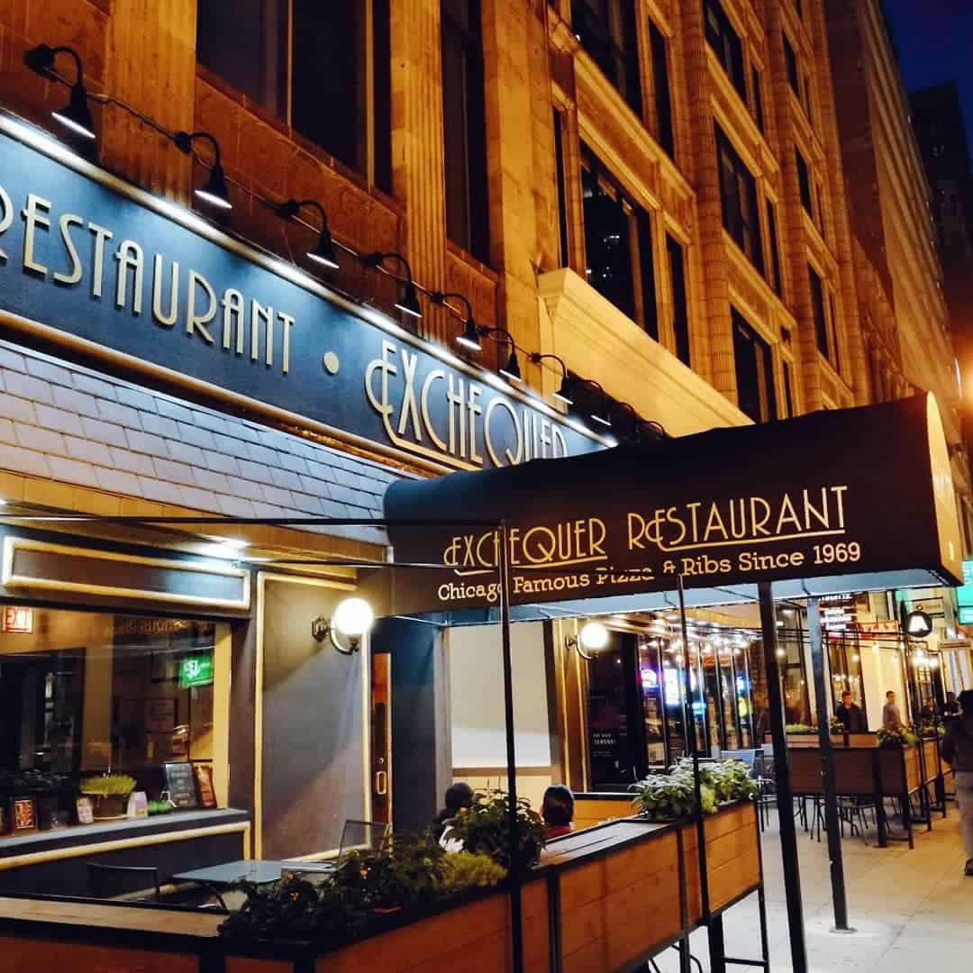 Dans les années 20, ce restaurant était un «speakeasy» soit un bar clandestin à l'époque de la prohibition!Il s'appelait le «226 club» et était fréquenté par Al Capone en personne...J'aurais bien aimé voir d'autres lieux sur cette période où la mafia gangrénait Chicago mais je n'ai pas eu le temps😞.... #chicago #chicagomafia #mafia #alcapone #ganster #restaurants #chicagorestaurants #chicagoplaces #chicagohistory #deepdish #chicagoeats #illinois #usa #usatravel #etatsunis🇺🇸 #etatsunis #america #americanroadtrip #travelpic #travel #voyages #bloggeuse #travelblogging #voyageuse