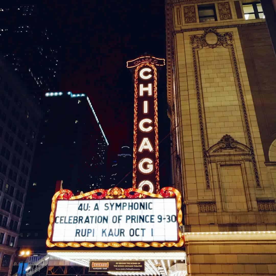 📷Cette enseigne lumineuse vous dit quelque chose?C'est celle du Chicago theatre... vous avez dû l'apercevoir dans des films ou même des pubs!🎭Aujourd'hui ce théâtre emblématique est classé lieu historique.....#chicago #chicagotheatre #balaban #chicagoloop #loop #downtownchicago #chicagohistory #historicbuilding #illinois #neon #neonlights #usa #usatrip #etatsunis #étatsunis #loveamerica #chicagonights #chicagonightlife #picoftheday #holidays #theatre #blogdevoyage #blogging #blogtravel #americanroadtrip