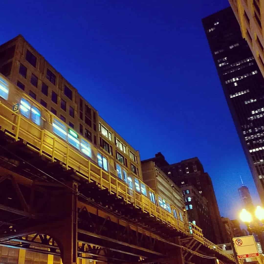Le métro aérien de Chicago qu'on appelle le Loop (union loop pour être précise).Il fait partie intégrante du paysage de la ville!En tout cas, j'ai trouvé le système des transports en commun très au point....... #chicagogram #chicagoviews #chicago #metrochicago #chicagoloop #loop #métro #chicagonightlife #nightpic #chicagopics #usa #holidays #etatsunis #étatsunis #loveamerica #usatrip #roadtrip #americanroadtrip #travelblog #blogdevoyage #voyageuse #voyage #travel