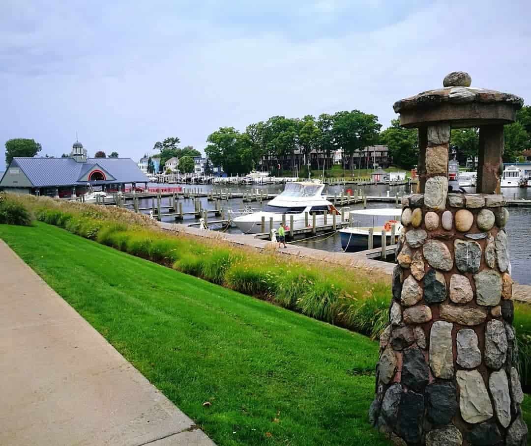 ⚓ Le petit port de South Haven, ville balnéaire au bord du lac Michigan.En continuant on arrive directement sur la plage! J'ai connu plus désagréable comme trajet!.❔ Un petit bateau dans le coin ça vous dirait? Moi je dis pas non!!....#southhaven #southhavenmichigan #michiganbeach #michiganphotography #michiganstate #michiganlake #beautifulmichigan #bestvacation #travelpic #puremichigan #mittenstate #greatlakesstate #greatlake #michiganders #exploreusa #discoverusa #usa #etatsunis #loveamerica #voyages #southhavenriverfront #phare #lighthouse #boat #bateaux #lacs