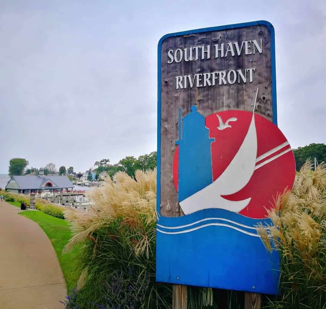 🌀 Il y avait pas mal de vent ce jour-là mais la balade valait quand même le coup!....#southhaven #southhavenmichigan #michiganbeach #michiganphotography #michiganstate #michiganlake #beautifulmichigan #bestvacation #travelpic #puremichigan #mittenstate #greatlakesstate #greatlake #michiganders #exploreusa #discoverusa #usa #etatsunis #loveamerica #voyages #southhavenriverfront #boat #bateaux #lacs #riverfront #boatclub