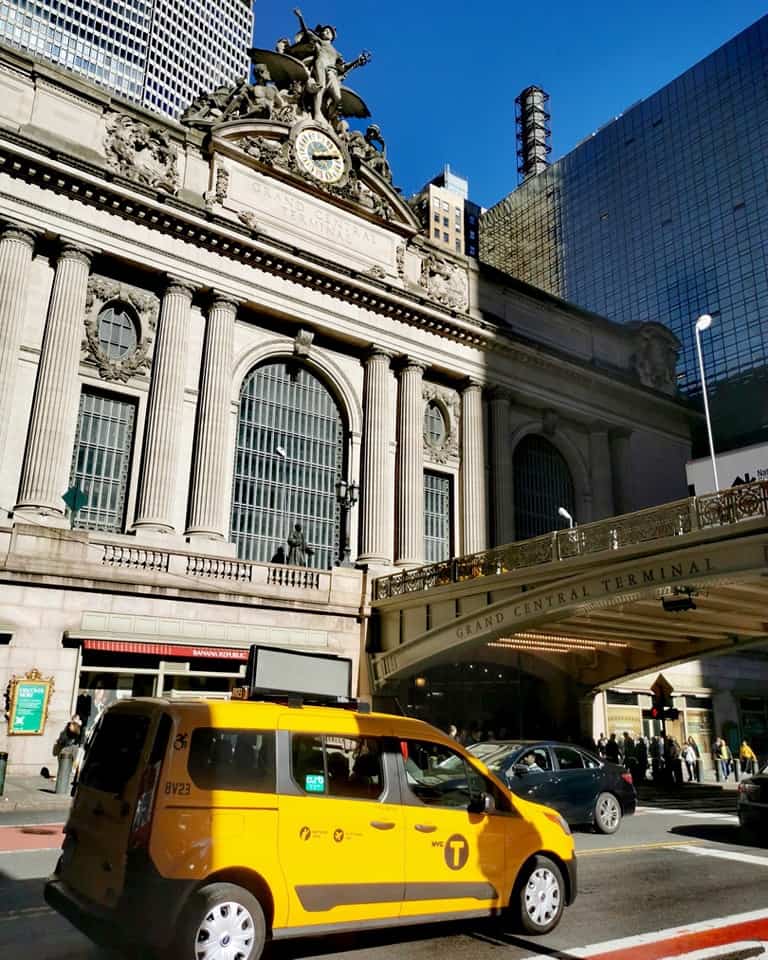 Gare de Grand Central. Si vous passez à proximité, ce qui est quasiment inévitable, ne manquez de pénétrer à l'intérieur... car Grand Central Terminal n'est pas seulement une gare, c'est la plus grande gare ferroviaire au monde.Elle est le théâtre de nombreux films tournés à New York (par exemple, la Mort aux trousses, Avengers, Men in Black 2, Armageddon, etc.)📍89 East 42nd Street, New York📖 Si ça vous intéresse, retrouver le lien de mon guide gratuit sur New York dans ma biographie insta🗽. . . #grandcentral #newyork #newyorkcity #grandcentralterminal #gare #voyageentrain #nybucketlist #etatsunis #guidevoyage #newyorktravel #voyageanewyork #voyageursdumonde