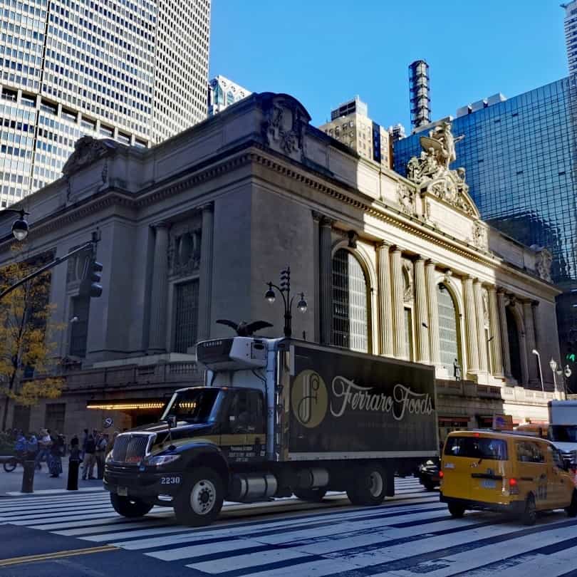 Une petite dernière de la gare de Grand Central Terminal depuis la rue.Classée monument historique, Jacqueline Kennedy a elle-même largement contribué à la préservation de cet édifice.📍89 East 42nd Street, New York📖 Si ça vous intéresse, retrouver le lien de mon guide gratuit sur New York dans ma biographie insta 🗽...#grandcentral #grandcentralstation #newyork #newyorkcity #grandcentralterminal #gare #voyageentrain #nybucketlist #etatsunis #etatsunisdamerique #usaphotography #usa #guidevoyage #newyorktravel #voyageanewyork #blogeusevoyage #voyageursdumonde