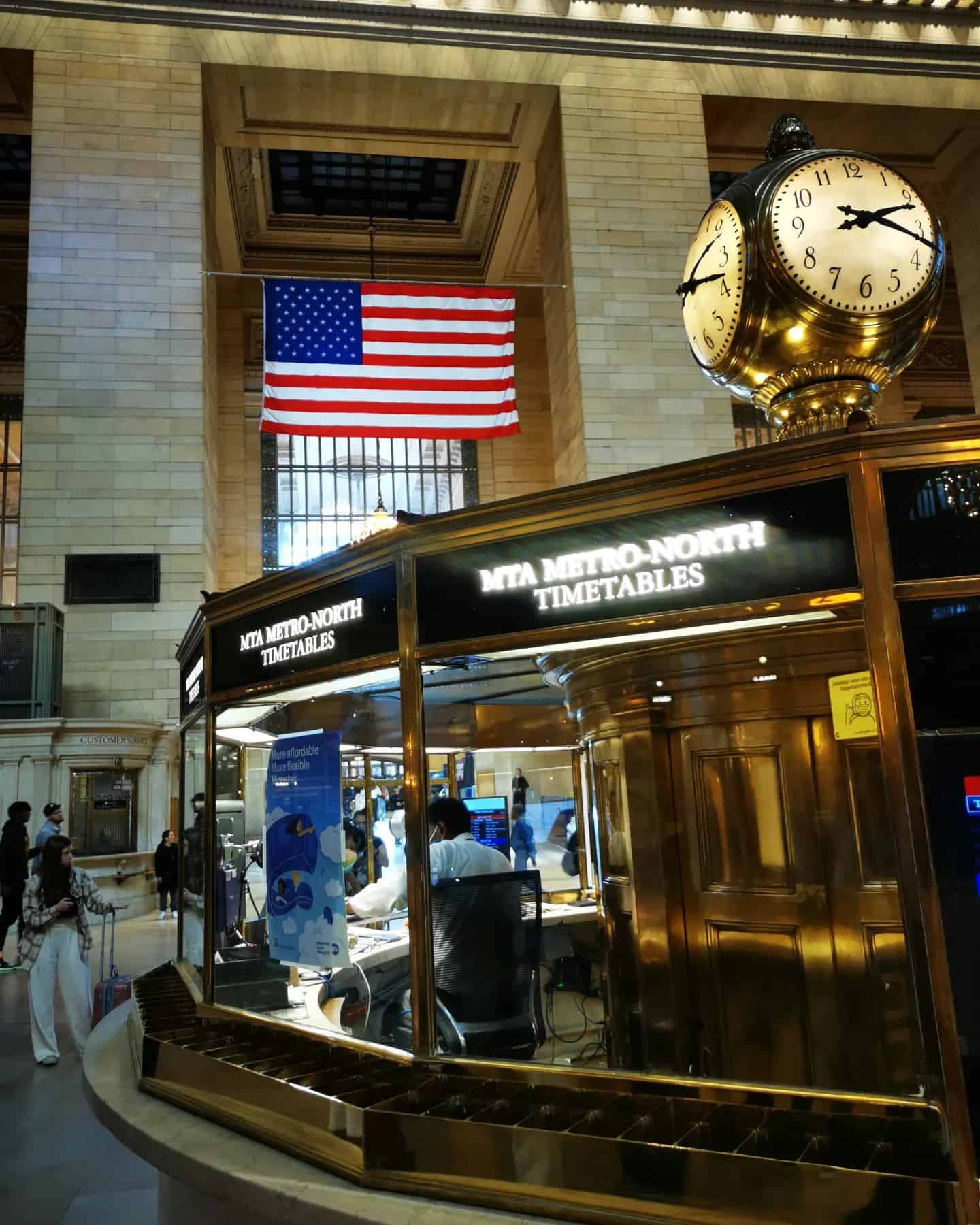 L'horloge à 4 cadrans de la gare de Grand Central Terminal.Constituée d'opale, celle-ci est estimée entre 10 et 20 millions de dollars.📍89 East 42nd Street, New York (dans le hall principal) 📖 Si ça vous intéresse, retrouver le lien de mon guide sur New York dans ma biographie insta 🗽....#newyork #newyorkphoto #newyorkcity #manhattan #manhattannyc #midtown #grandcentral #grandcentralterminal #voyageentrain #voyagevoyage #roadtrip #train #gare #horloge #horlogerie #vacances #etatsunis🇺🇸 #etatsunis #usatravel #trainstations