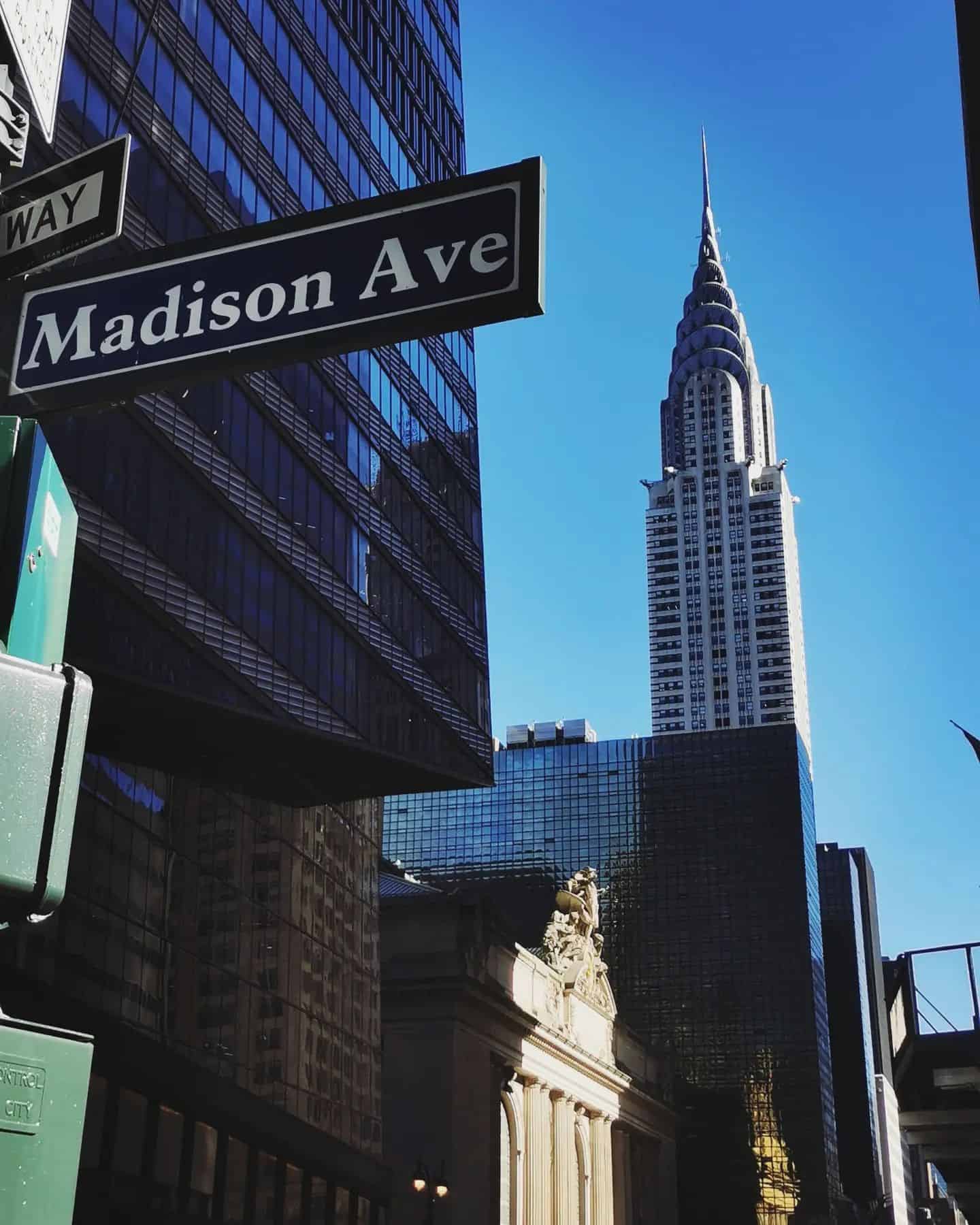 Sur cette section de la 42ème rue les incontournables s'enchaînent... Après Bryant Park, tout d'abord le Summit (observatoire), la gare de Grand Central (au milieu de la photo) et enfin le Chrysler Building.Pour info, le Chrysler Building ne se visite pas, mais il reste l'un des bâtiments les plus emblématiques de New York n'est-ce pas ? 📍Chrysler Building, 405 Lexington Avenue (à l'intersection de la 42ème rue) , New York📖 Si ça vous intéresse, retrouver le lien de mon guide sur New York dans ma biographie insta 🗽....#newyork #newyorkcity #newyorkphoto #madisonavenue #newyorkstreets #chryslerbuilding #chryslerbuildingnyc #landmark #building #monument #etatsunis🇺🇸 #etatsunis #voyage #vacances #roadtrip #gratteciel #newyorkattractions #skyscraper #manhattan