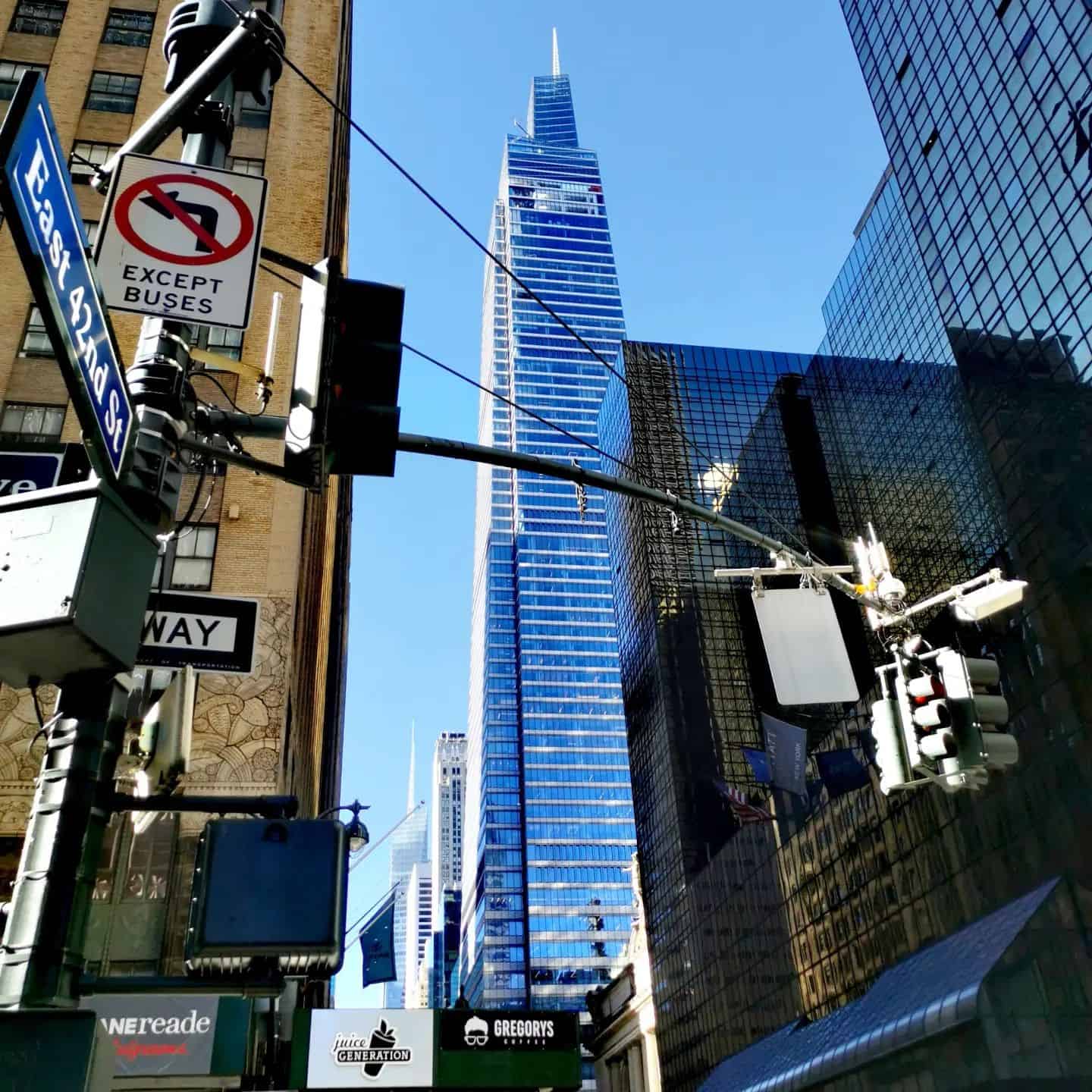 🗽The Summit.Une des récentes plateformes d'observation de New York.Imaginé comme un parcours artistique, le spot est particulièrement indiqué pour des photos instragram grâce à la pièce recouverte de miroirs ou celle avec les ballons argentés gonflés à l'hélium.Par contre, cette dernière pièce est trop petite, avec trop de monde (qui veulent tous faire des selfies avec les ballons et la vue). Pas facile donc de profiter tranquillement de l'expérience proposée.Un point positif est que je n'ai jamais eu une aussi belle vue sur l'Empire State Building (je vous mettrai plus tard).Qui a déjà testé the Summit ?Vous avez aimé ? Quel est votre observatoire préféré à New York ?📍45 East 42nd Street, New York📖 Si ça vous intéresse, retrouver le lien de mon guide sur New York dans ma biographie insta#newyork #newyorkcitylife #etatsunis🇺🇸 #etatsunis #building #gratteciel #manhattan #observatoire #summit #thesummit #onevanderbilt #newyorkview #voyagerauxusa #voyager #guidevoyage #guidedevoyage
