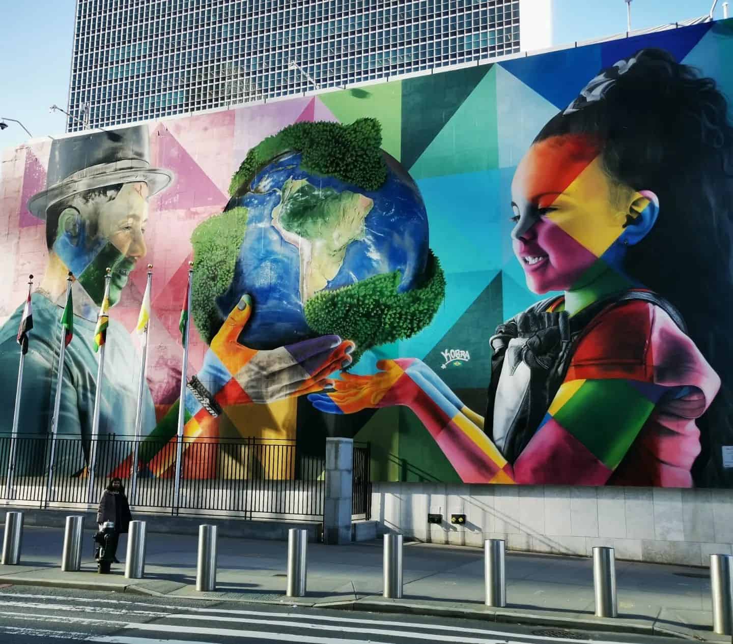 🎨 Fresque colorée devant le siège de l'ONU à New York.Réalisée par un maître du street art, Eduardo Kobra, cette œuvre géante véhicule un message écologique: Quelle planète les adultes d'aujourd'hui laisseront-ils aux générations futures?Kobra est facilement reconnaissable par ses œuvres colorées. New York compte plusieurs de ses fresques.Perso j'aime beaucoup son style! Et vous ?📍405 East 42nd Street, New York 📖 Si ça vous intéresse, retrouver le lien de mon guide sur New York dans ma biographie insta 🗽#newyork #newyorkphoto #newyorkpictures #onu #streetart #nystreetart #newyorkstreetart #kobra #usatravel #etatsunis #voyages #guidevoyage #fresque #art #planete #savetheplanet