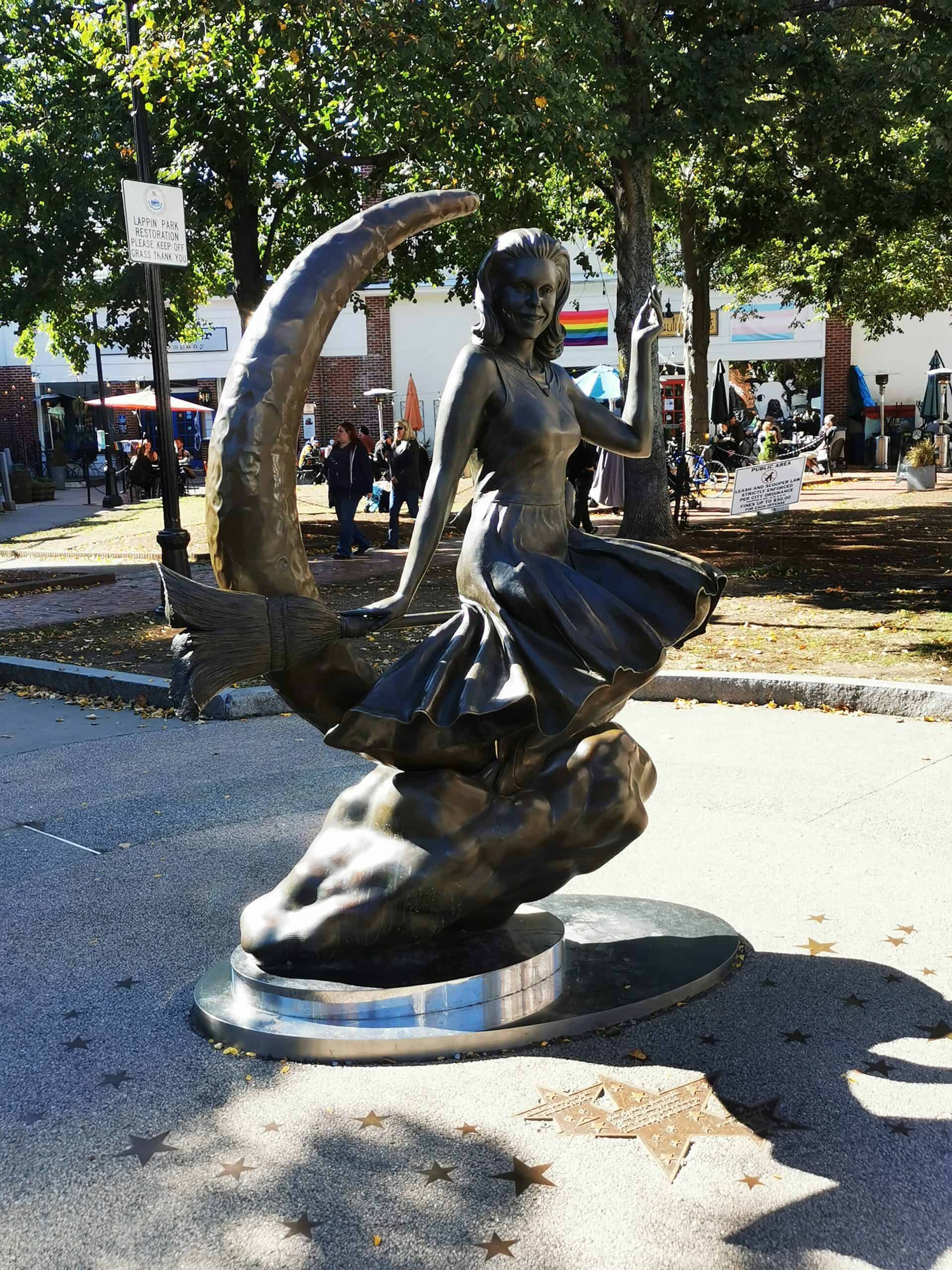 statue ma sorcière bien aimée Salem