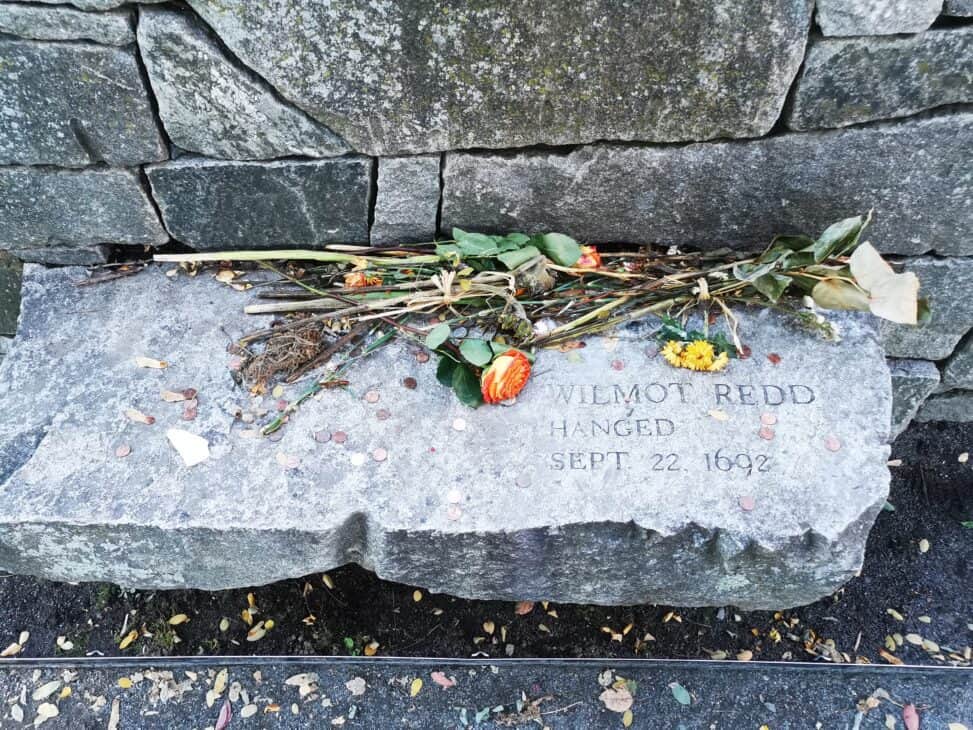 witch trial memorial bancs hommage sorcières