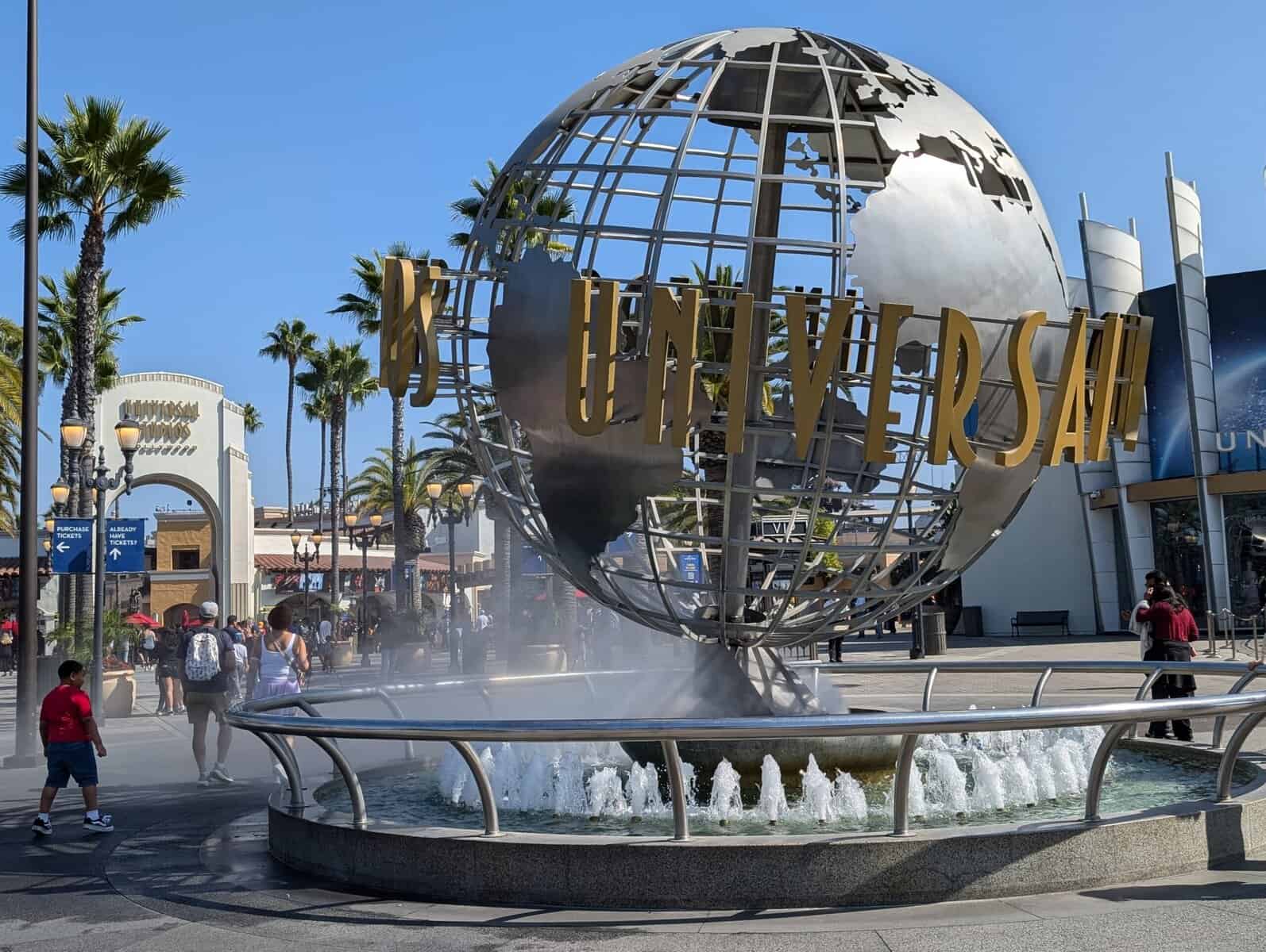 Globe de l'Universal Studios Hollywood avec fontaine et touristes à Los Angeles.